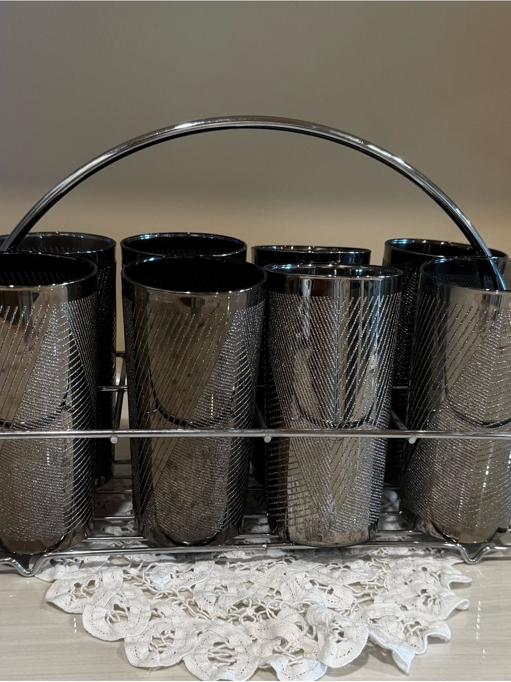 Dorothy Thorpe style Silver Tumbler Set with Chrome Carrier Set of 8